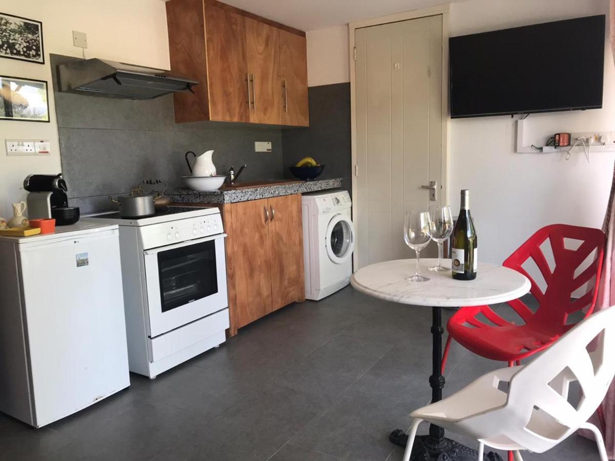Sweet N' Boujee Studio Apartment With Varenda Paphos ภายนอก รูปภาพ